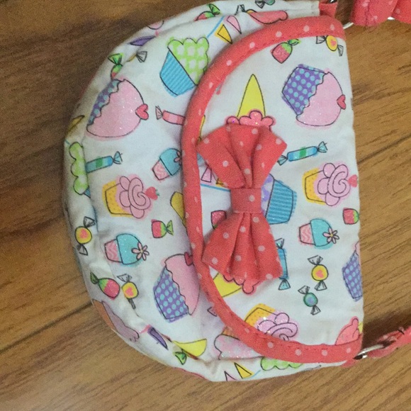 A purse - Picture 2 of 3